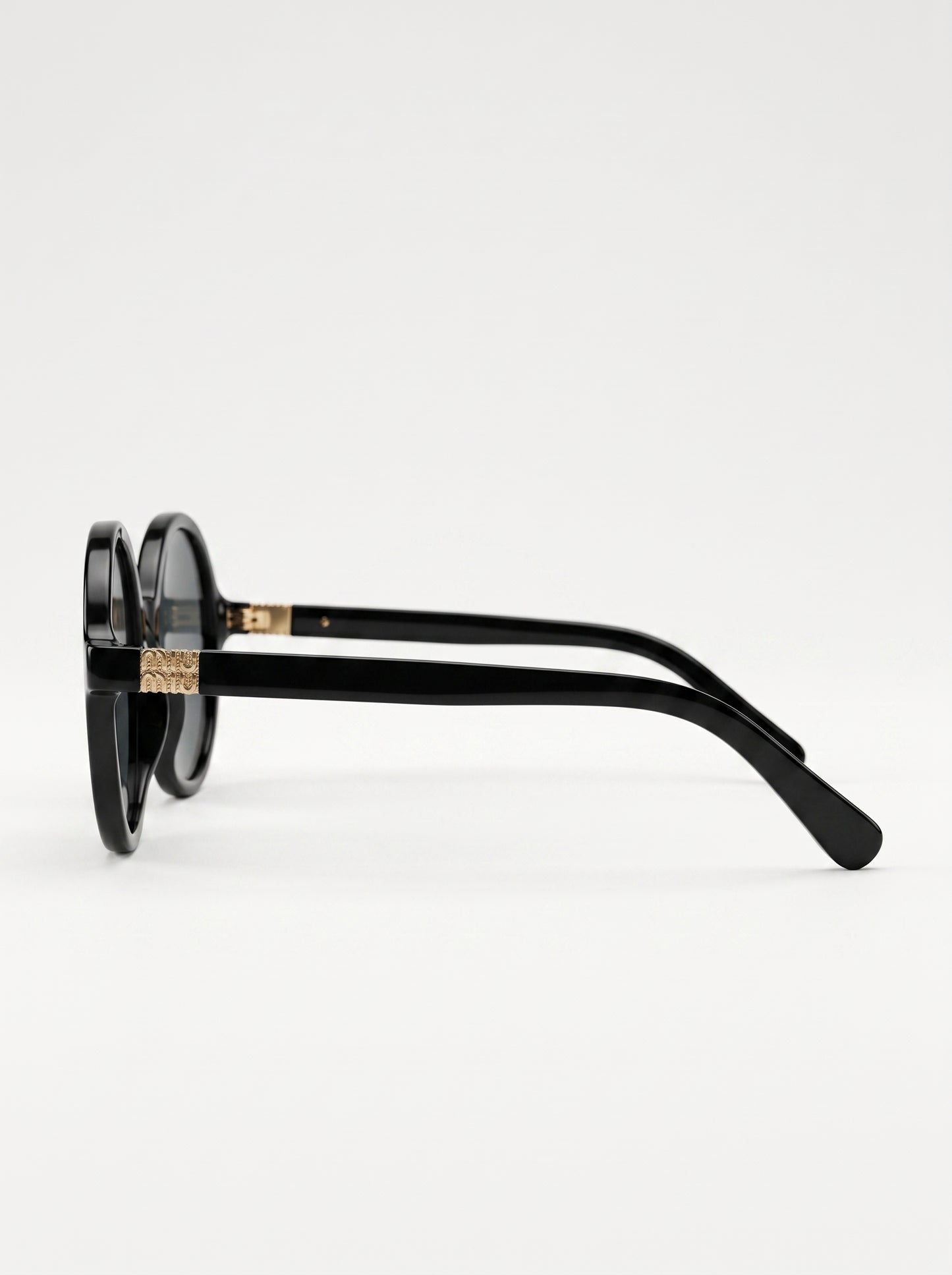 Find eyewear with round shape Black - FD9019